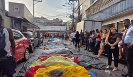 Pelo menos 44 corpos são levados por moradores para praça na Penha; há mais em área de mata