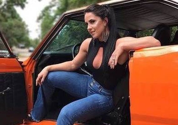 Impedida por Zezé de trabalhar, Graciele Lacerda vira modelo e faz ensaio para grife