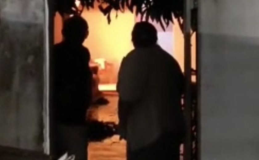 Polícia Civil prende jovem suspeita de matar mãe queimada em Arapiraca