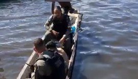 Polícia Militar usa canoa para apreender adolescentes suspeitos de roubo
