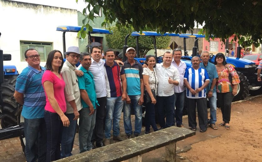 Vereadores Fábio Henrique e Léo comemoram entrega de tratores em Arapiraca