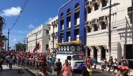 Integrantes de movimentos sociais fazem marcha no Dia Internacional da Mulher