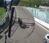 PC divulga imagens de motociclista atirando e matando zelador