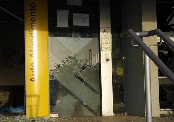 Bando explode caixas eletrônicos no BB em Major Isidoro