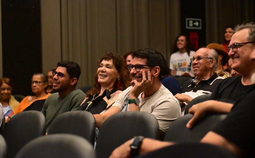 Escultura de 2,5 metros que representa o troféu Canoa de Tolda, atores e filme premiado marcam a primeira noite do evento
