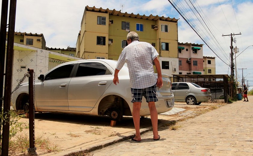 Ladrões roubam pneus de carros no Conjunto José Tenório em Maceió