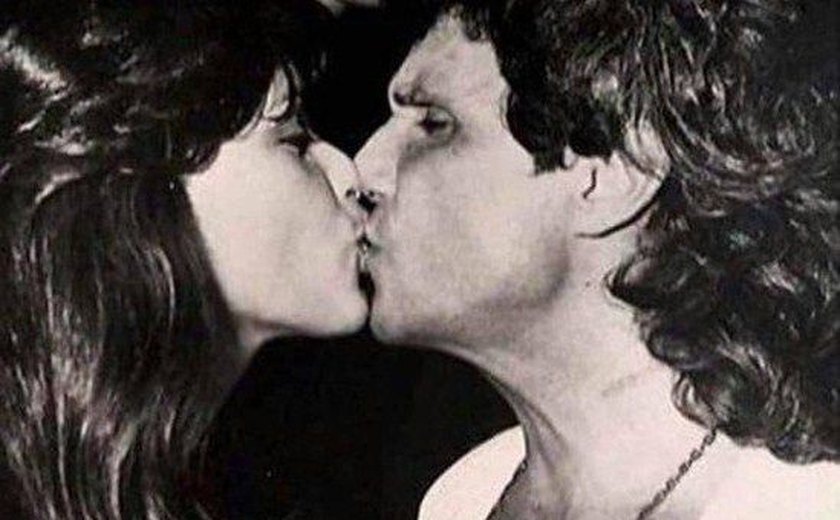 Myrian Rios parabeniza o ex, Roberto Carlos, com foto antiga de beijo na boca