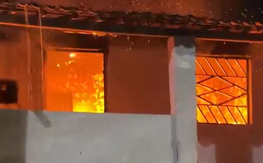 Incêndio atinge casa e destrói cômodos em Pilar