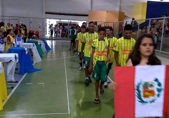 Em clima de Copa, escola de Santana promove jogos internos