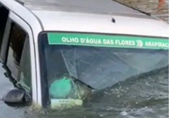 Van vai parar em açude após colisão com carro