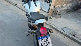 Homem é preso por receptação após ser flagrado com moto roubada em Maceió