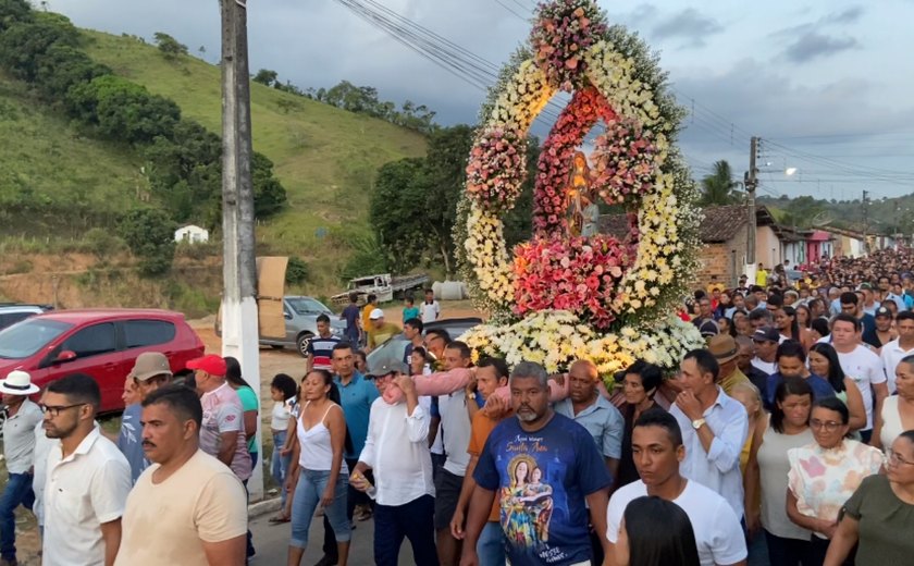 Procissão da padroeira de Santana do Mundaú reúne 3 mil fiéis