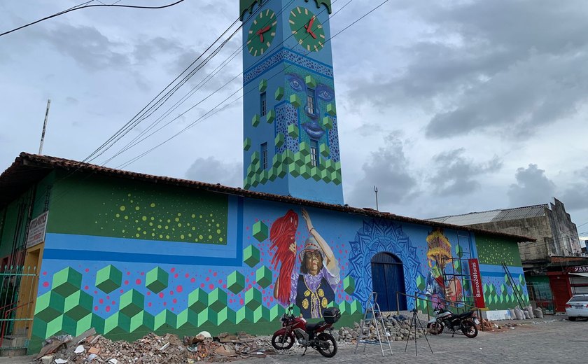 Em parceria com Ibratin, torre do relógio no Mercado do Artesanato recebe nova pintura