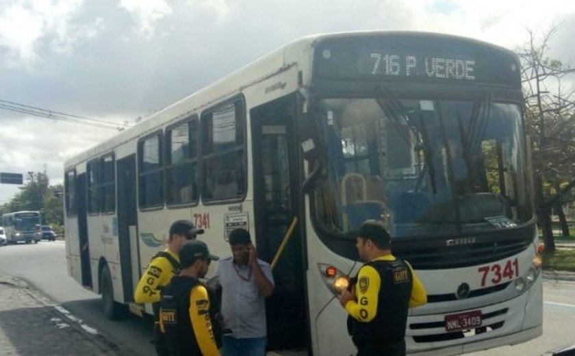 Quatro ônibus são apreendidos durante fiscalização em Maceió