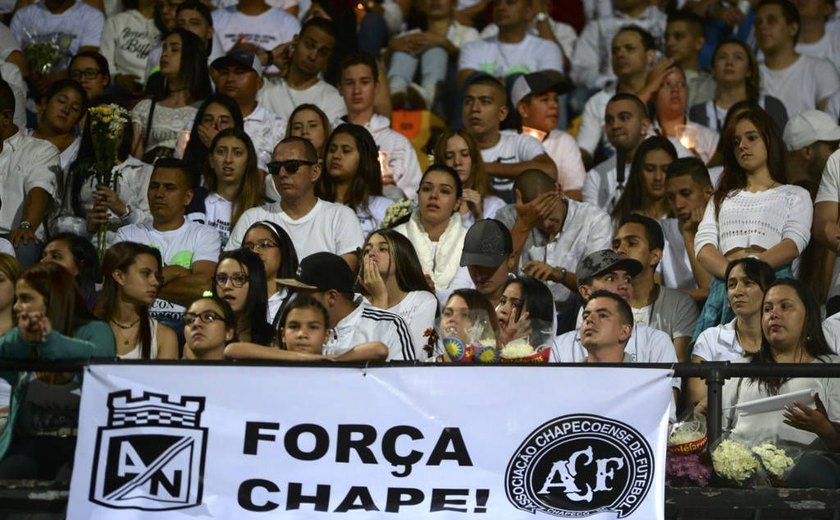 Colombianos lotam estádio e se unem à Chapecoense para sempre