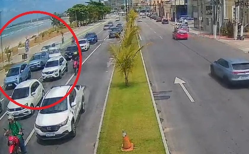 Câmera registra engavetamento após caminhonete atingir veículos em avenida de Maceió