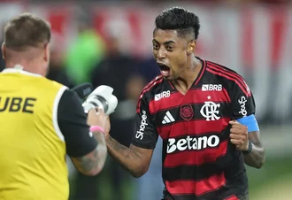 Fla vence, aproveita derrota do Palmeiras e volta a igualar rival