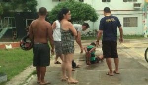 Adolescente é amarrado e espancado por populares após tentativa de roubo