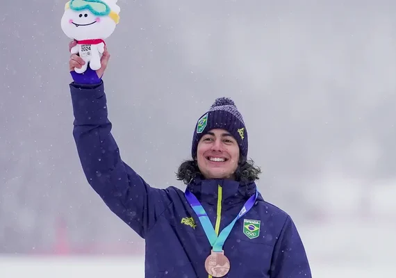 Adolescente de 17 anos ganha primeira medalha do Brasil da história em Jogos Olímpicos de Inverno