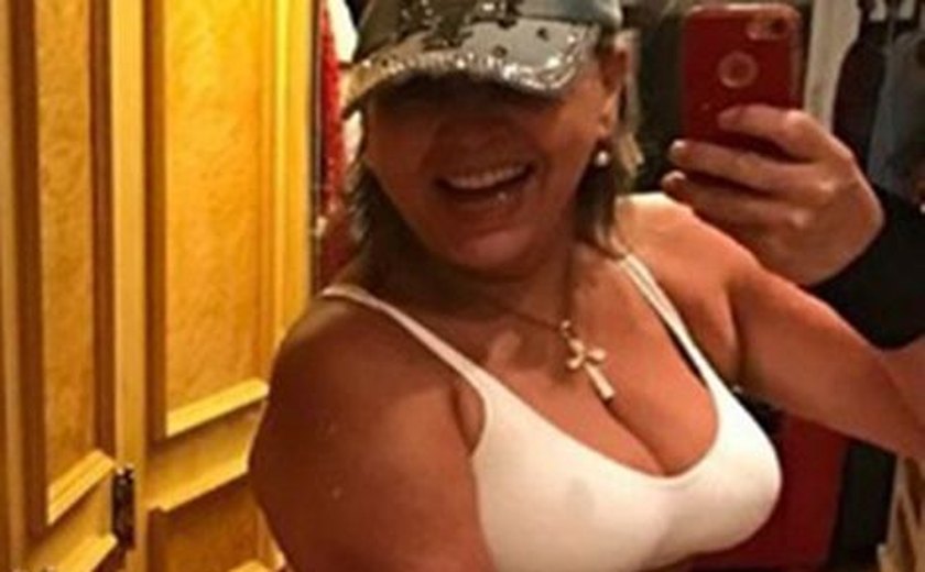 Aos 60 anos, Roberta Miranda posta selfie sem calcinha e faz piada: 'Psiu