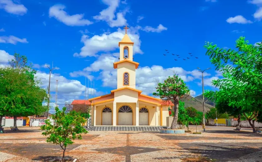 Jovem morre eletrocutada ao usar celular carregando no Ceará