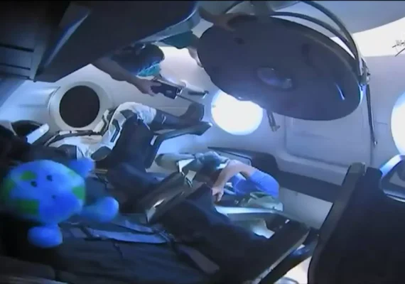 Cápsula da SpaceX se acopla com sucesso na Estação Espacial Internacional