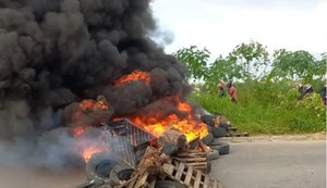 Agricultores bloqueiam a Rota do Mar em protesto por assistência