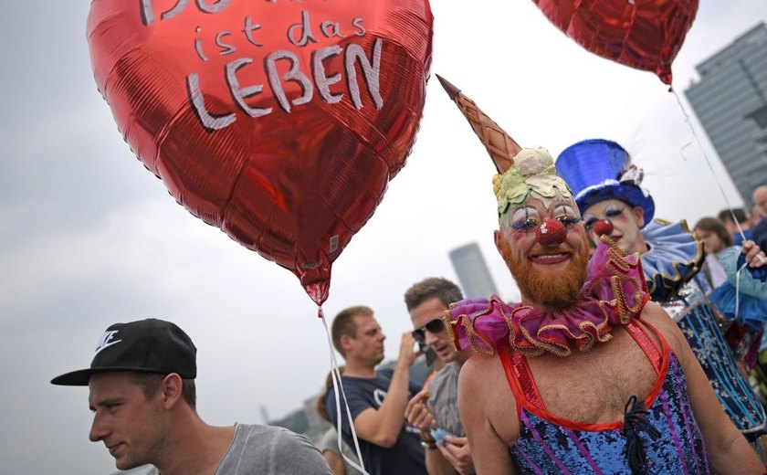 Na Alemanha, milhares de pessoas comemoram legalização do casamento gay