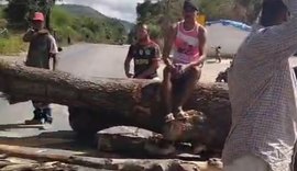 Indígenas da Wassú Cocal voltam a interditar BR-101, em Joaquim Gomes