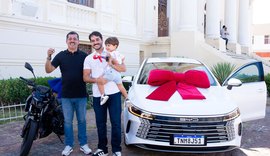 Associação Comercial entrega carro e moto aos ganhadores do Natal Premiado