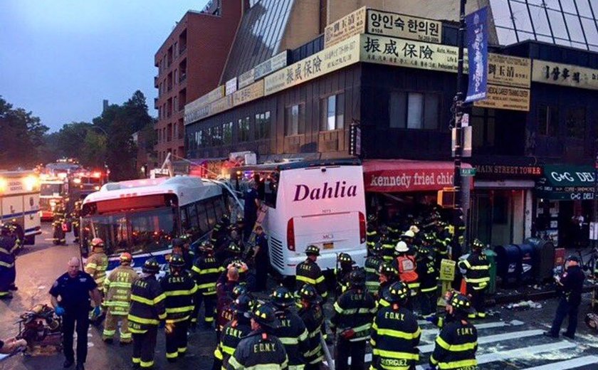 Colisão entre dois ônibus deixa três mortos e 15 feridos em Nova York