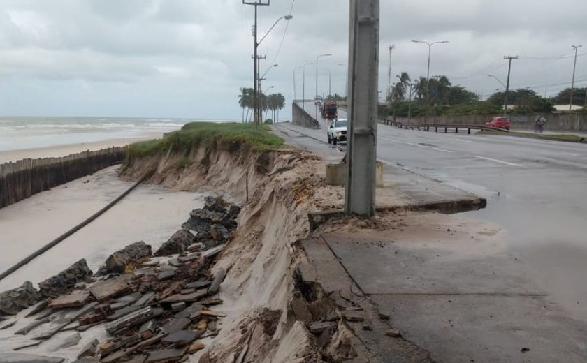 Equatorial retira postes em situação de risco na orla do Pontal