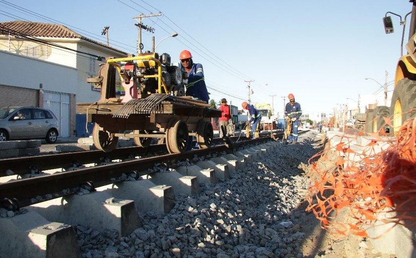 Obras em linha férrea fazem trânsito ficar interditado no bairro do Poço