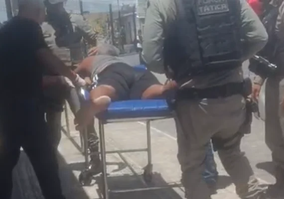 Homem em crise epilética é socorrido por militares no Eustáquio Gomes