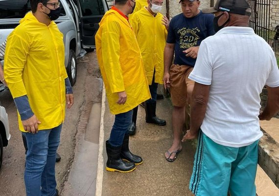 Equipes discutem logística para acolher famílias atingidas pelas chuvas
