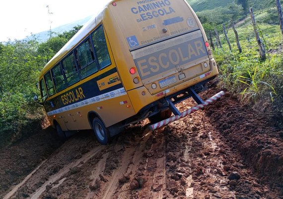 Ônibus escolar derrapa e fica atravessado em estrada vicinal na zona rural de Palmeira dos Índios