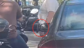 Homem armado agride motociclista em discussão de trânsito em Maceió