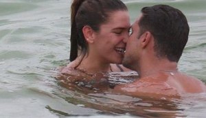 Cauã Reymond e Mariana Goldfarb beijam muito em praia carioca