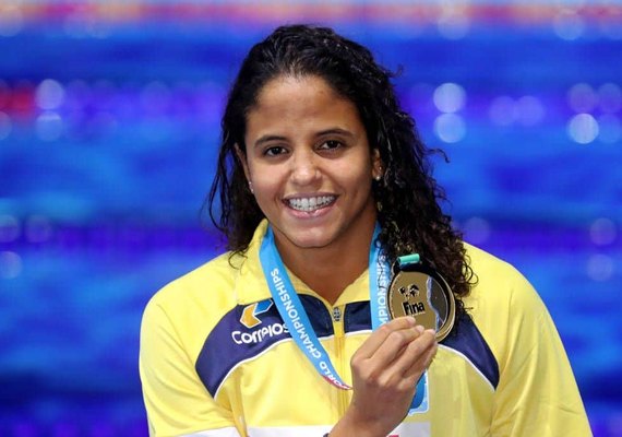 Etiene Medeiros conquista ouro inédito em mundial de natação