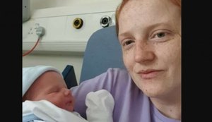 Mãe batiza filho de Lúcifer e vira alvo de críticas