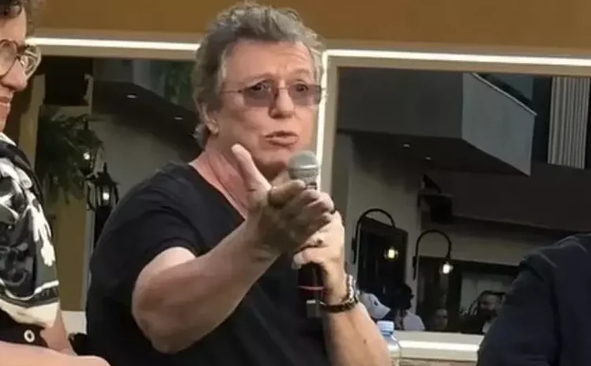 Boninho perde a paciência em coletiva da Record e rebate comparação com BBB