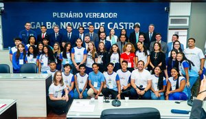 Câmara recebe estudantes vencedores do concurso de redação do Plenarinho