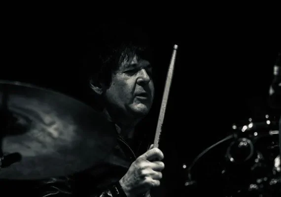 Morre aos 70 anos Clem Burke, baterista do Blondie, grupo dono do hit 'Heart of glass'