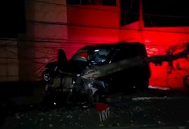 Carro derruba poste após atingir motocicletas e deixa parte de Paripueira sem energia