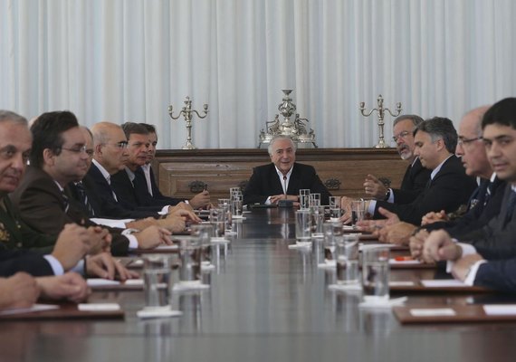 Conselhos aprovam intervenção em Roraima e decreto sai na segunda-feira