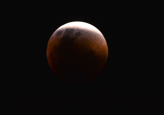 Maior eclipse total da Lua do século XXI ocorre nesta sexta-feira