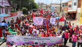 Mulheres caminham até a lagoa no 8 de março e exigem respeito e direitos