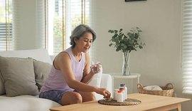 Ginecologista explica sintomas e cuidados durante a menopausa