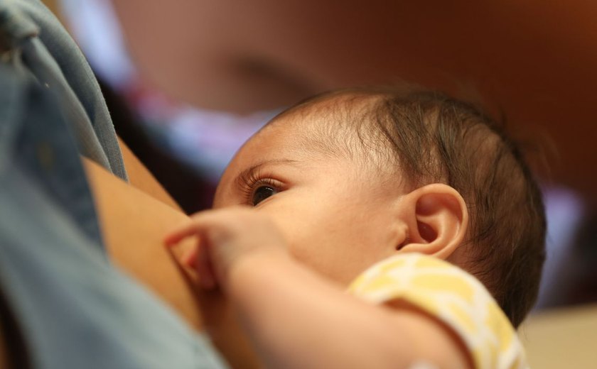 Três em cada cinco bebês não são amamentados na primeira hora de vida