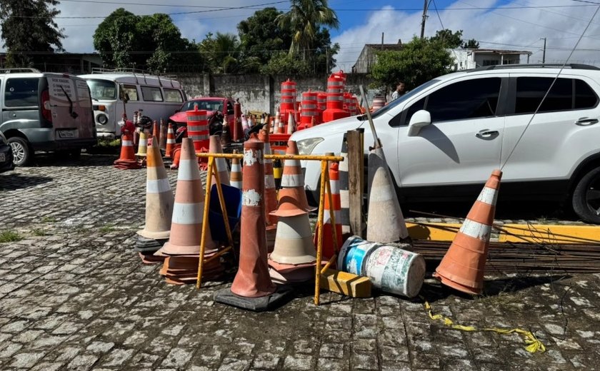 DMTT apreende cones e cavaletes utilizados indevidamente no São João